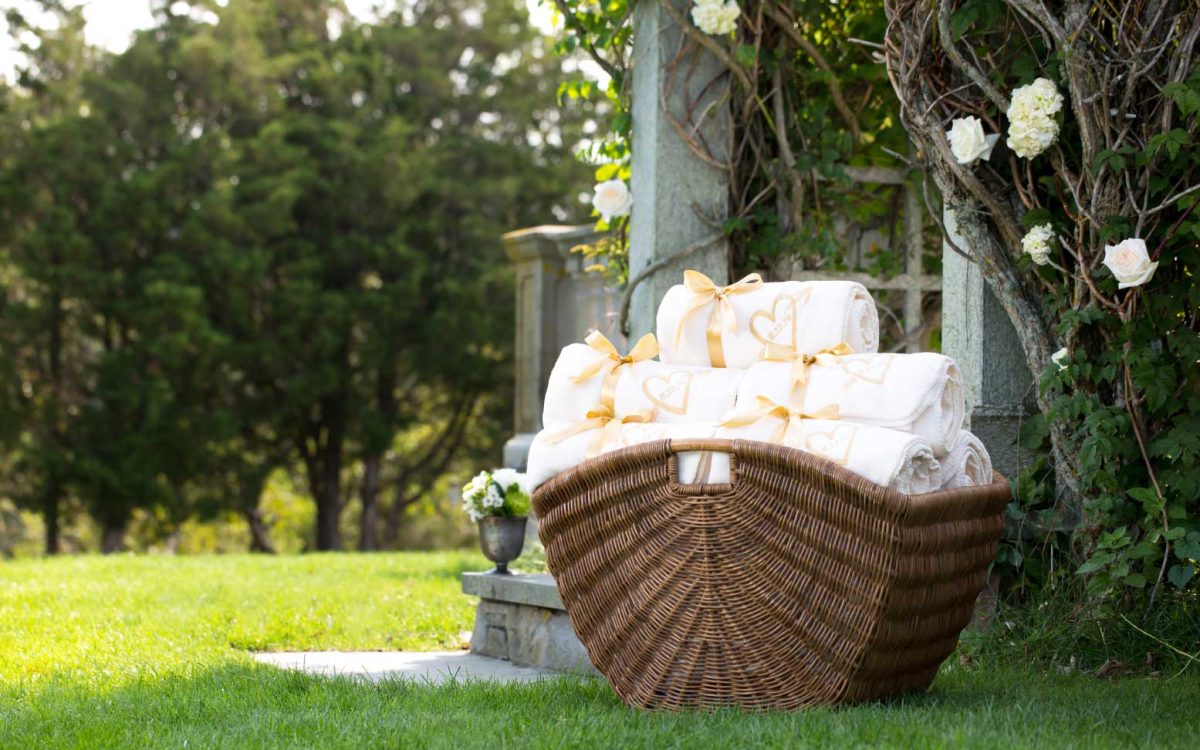 Our luxurious blankets make an elegant wedding favor and the perfect keepsake. Keep your guests warm & cozy.